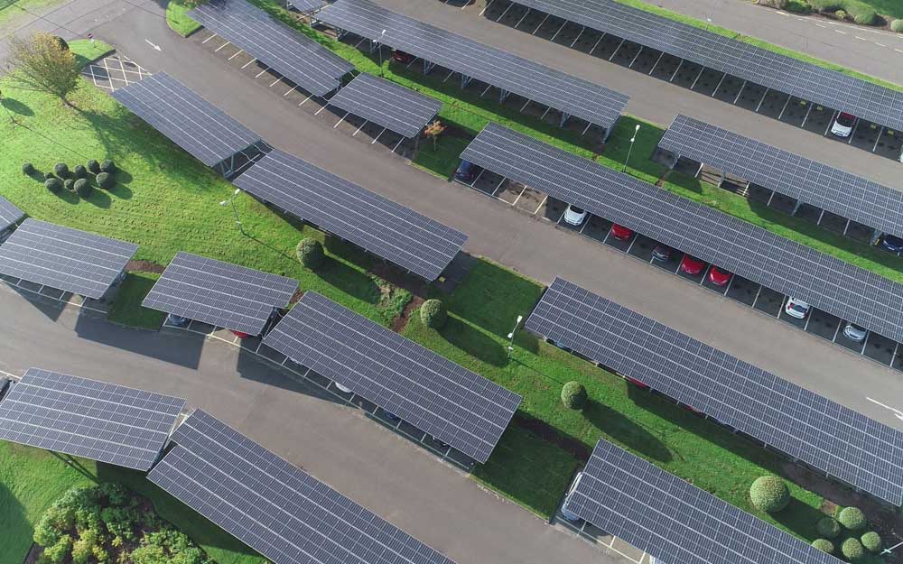 Carport solaire de 5 MW alimenté par des panneaux solaires sunevo
